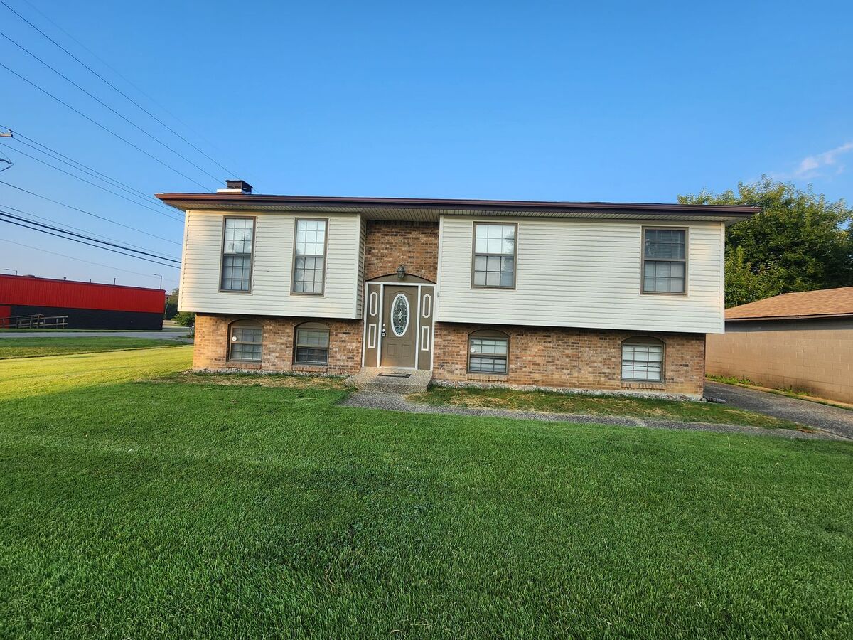 Lovely 4 Bedroom 2 Full Bath Bi-level Home With... Apartments ...