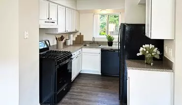2 of 27 Foxcroft Townhomes Apartment for rent in Shelby Township, MI