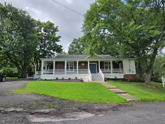Charming One-level Retreat With Wraparound Porch In The Heart Of Manassas Apartment for rent in Manassas, VA Charming One-level Retreat With Wraparound Porch In The Heart Of Manassas Apartment for rent in Manassas, VA