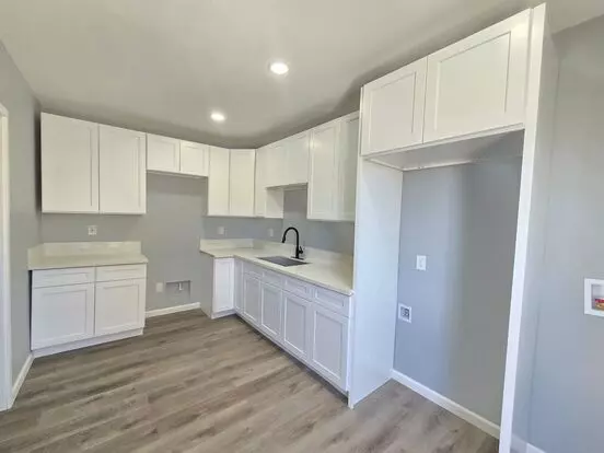 521 W Ave Apartment for rent in Lancaster, CA