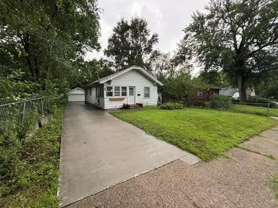 2 Bedroom, 1 Bathroom Home With Large Garage Apartment for rent in Des Moines, IA 2 Bedroom, 1 Bathroom Home With Large Garage Apartment for rent in Des Moines, IA