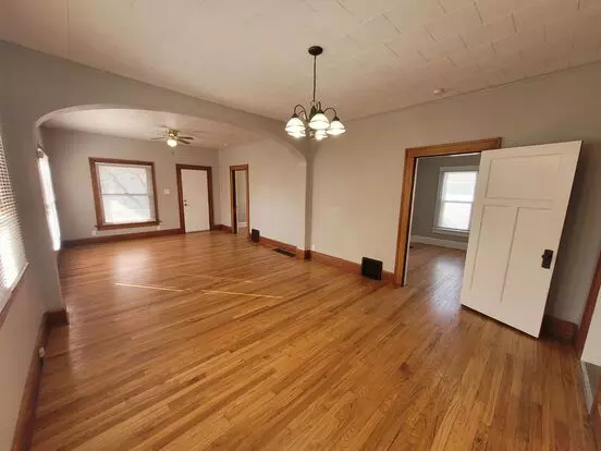 2 Bedroom, 1 Bathroom Home With Hardwood! Apartment for rent in Des Moines, IA
