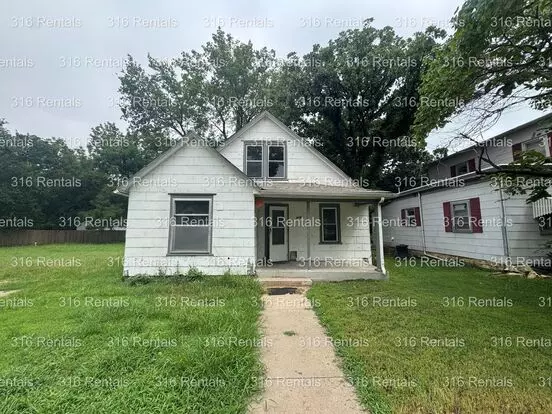 $1045 - 4 Bed 1 Bath - Single Family Home Apartment for rent in Newton, KS