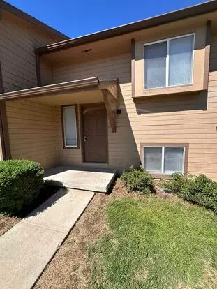 $895 - 2 Bed 1.5 Bath Beautiful Bi-level Apartment Apartment for rent in Wichita, KS