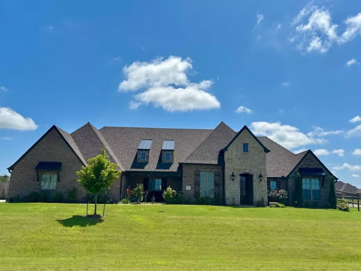Beautiful And Impeccably Maintained Single Level House for rent in Bixby, OK