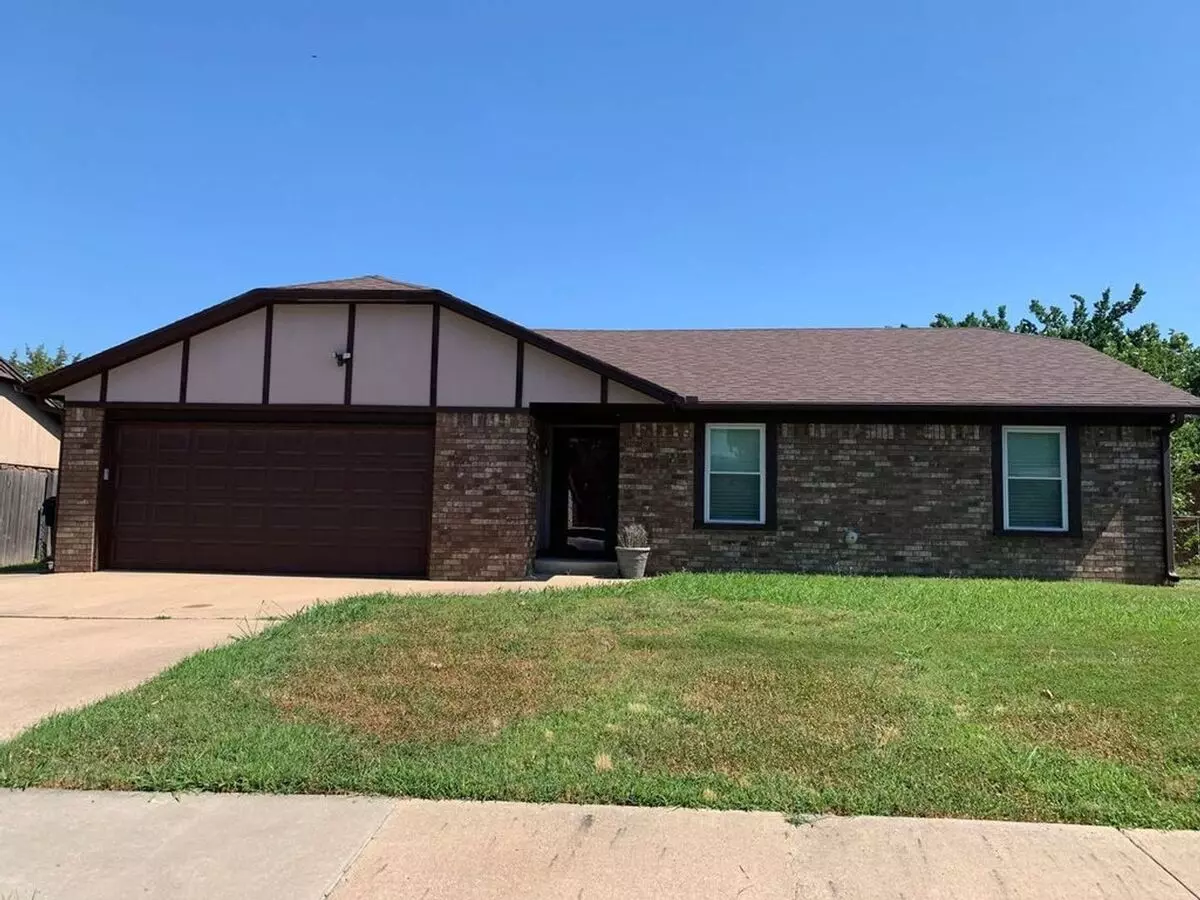 This Super Cute Home Features A Beautiful Transitional Style With Just A Hint Of Farmhouse Charm. House for rent in Owasso, OK