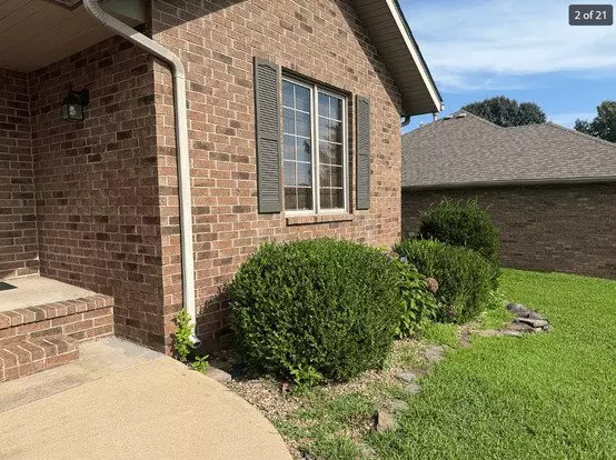 Beautiful Fully Fenced Home In Nixa School Districts Apartment for rent in Nixa, MO
