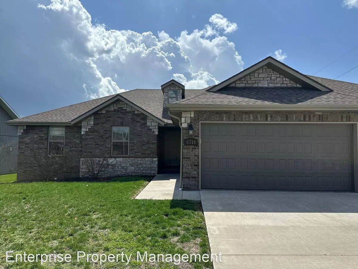 Stunning 4 Bedroom Rental Home! House for rent in Strafford, MO