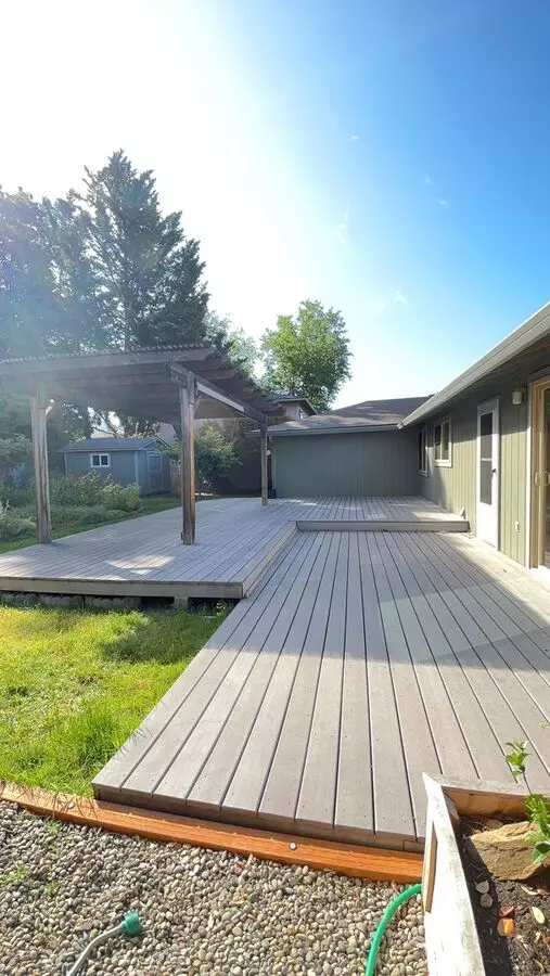 Lovely 3 Bedroom Home With Privacy And Patio With Garden!! House for rent in Medford, OR