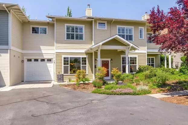 Mountain Meadows 2 Bedroom, 2 Bath Condominium With A Garage For Lease! Apartment for rent in Ashland, OR