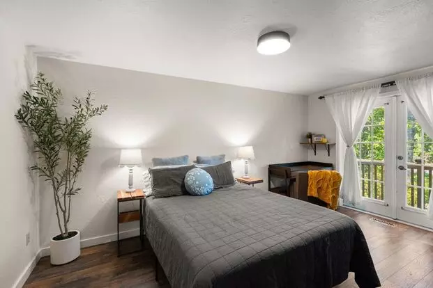 Lovely 3-bedroom Home, Inground Pool And Lounge Area!! Apartment for rent in Medford, OR