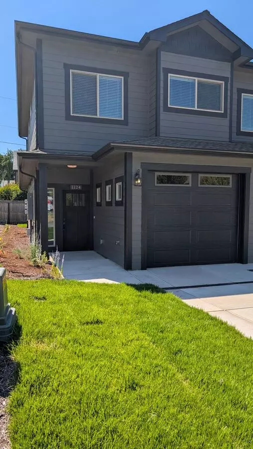 2-bed, 2-bath Townhouse With Modern Touches, Garage And Washer/dryer In Grants Pass! House for rent in Grants Pass, OR