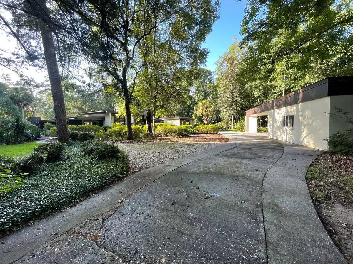 Mid-century Modern Oasis On 5+ Acres – Private Pool, Atrium, Spa & More! House for rent in Gainesville, FL