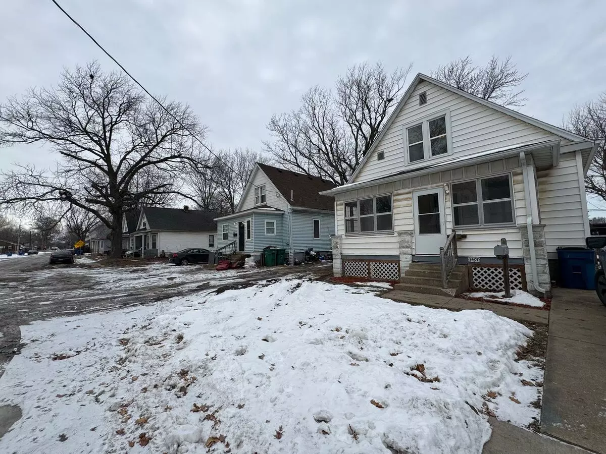 Spacious 4 Bed, 2 Bath Home With Character, 3-season Porch & Plenty Of Storage House for rent in Springfield, IL