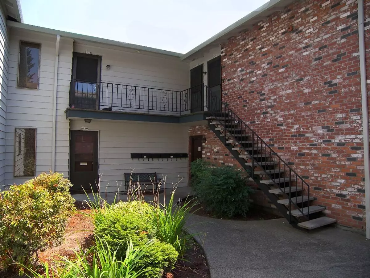 8113-8131 SE Clay Apartment for rent in Portland, OR