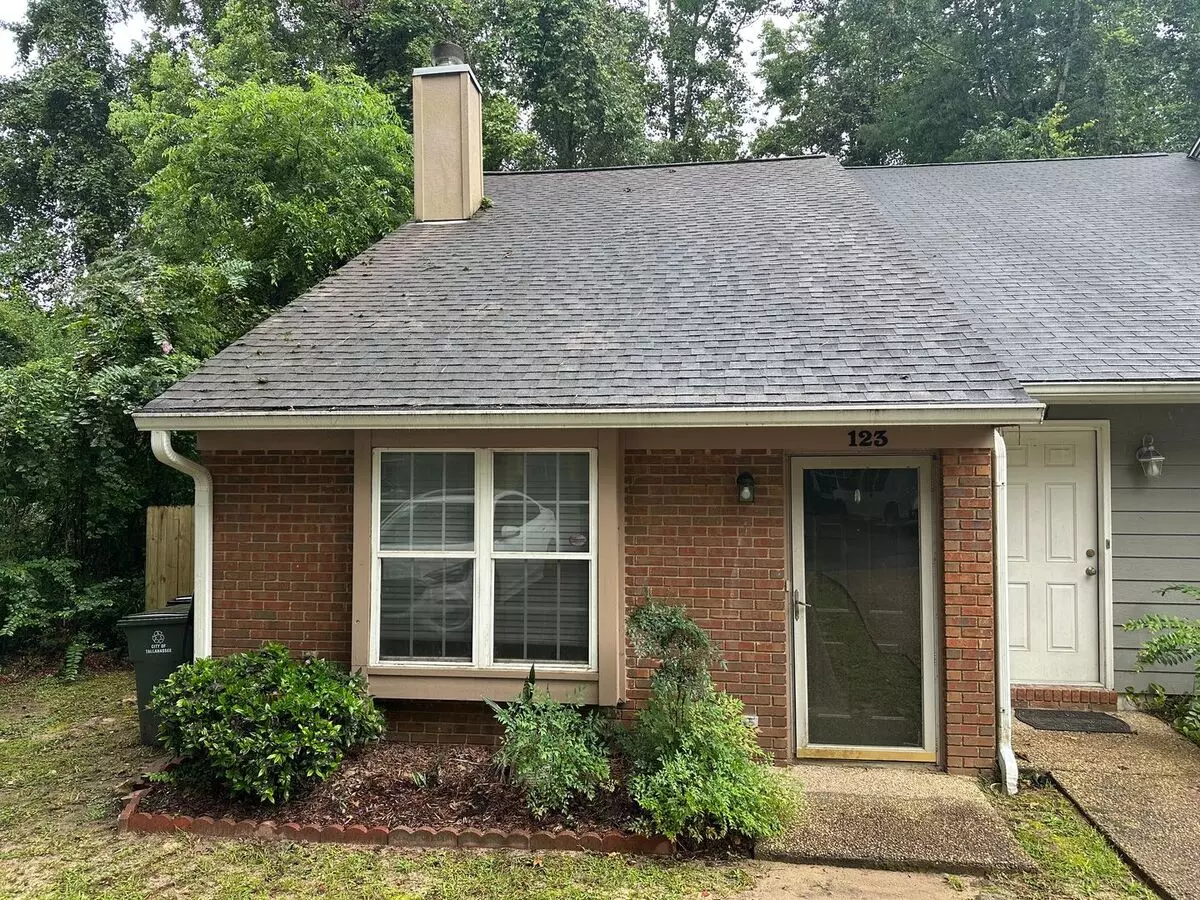 2 Story Unit Off E Park Ave Avail Now! House for rent in Tallahassee, FL
