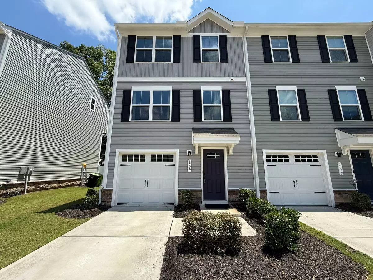 Stunning 3bd, 2.5ba End Unit Zebulon Townhome In An Hoa Community With Amenities House for rent in Zebulon, NC