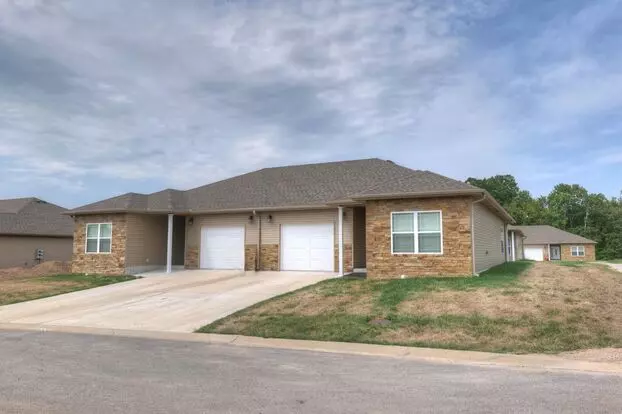New Unit Now Available For Lease! Modern 2-bed/2-bath Unit With Single Car Garage! $1,300.00 Rent/$1,300 Deposit Apartment for rent in Neosho, MO
