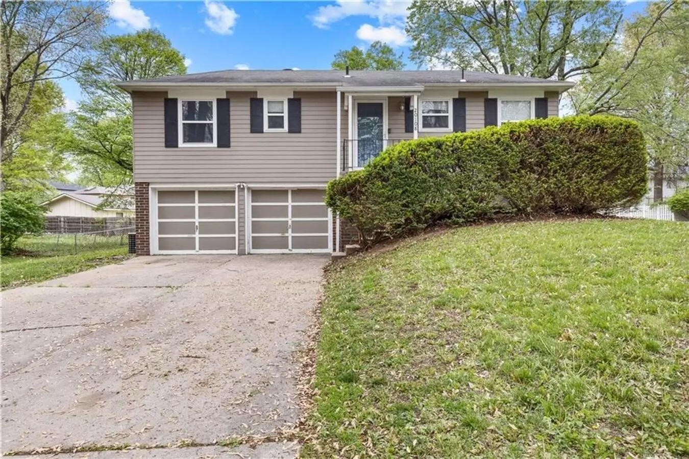 20108 E Blue Mills Ct House for rent in Independence, MO