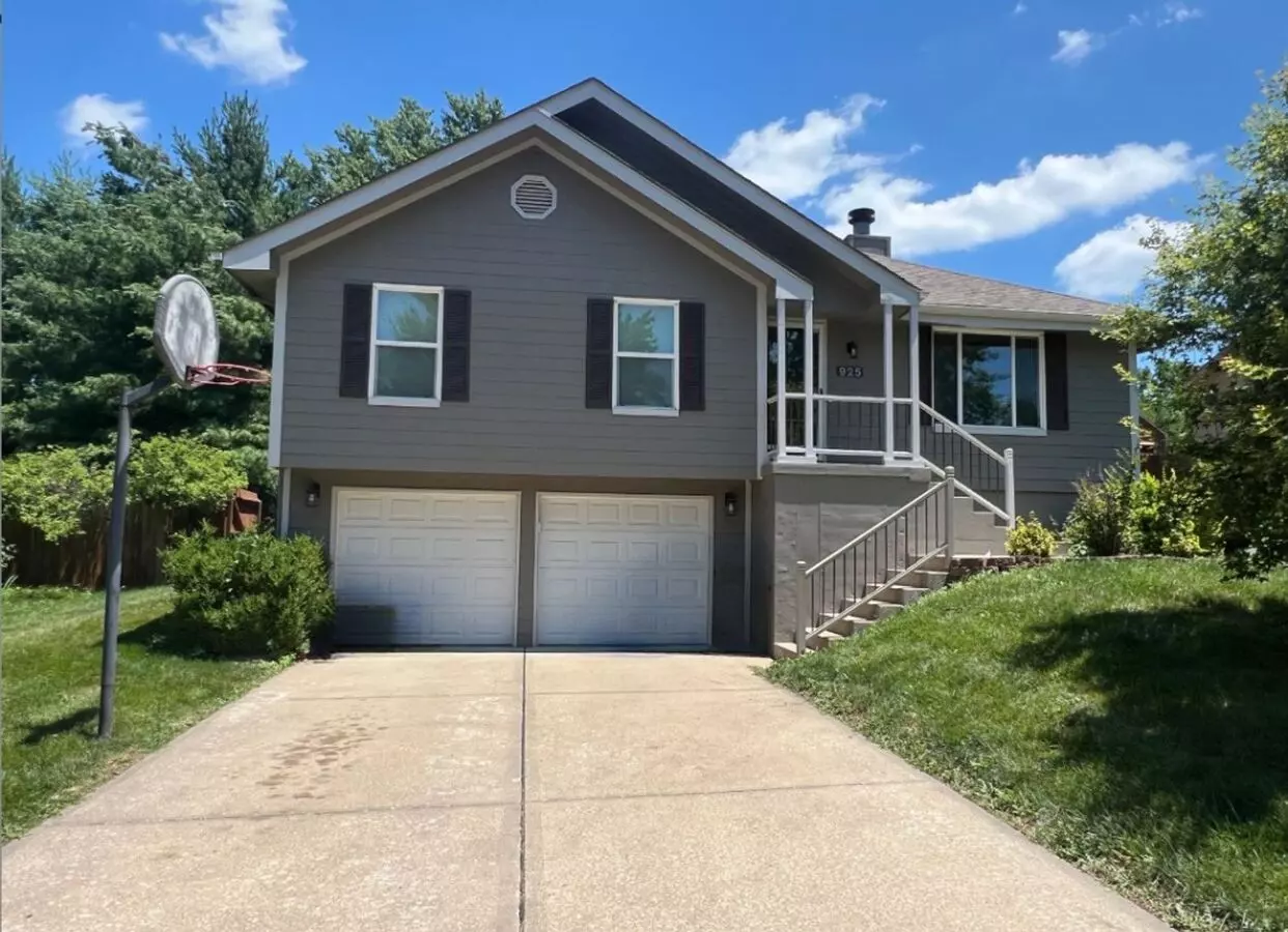 Charming Home With Finished Basement & 2-car Garage – Lee’s Summit House for rent in Lees Summit, MO