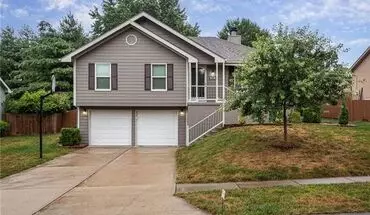 2 of 30 Charming Home With Finished Basement & 2-car Garage – Lee’s Summit House for rent in Lees Summit, MO