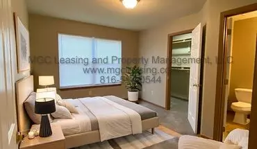 5 of 21 707-709 SE Summit Ave Apartment for rent in Lees Summit, MO