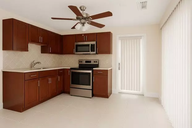 2724 - Yeaa Duplex Apartment for rent in Dania Beach, FL
