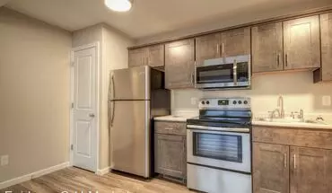2 of 18 308 E. Iowa St.. 906 Vine, and 906 1/2 Vine Apartment for rent in Urbana, IL