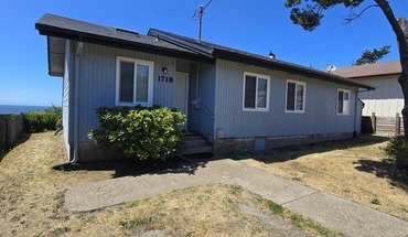 1718 NW Carter Ct Apartment for rent in Waldport, OR