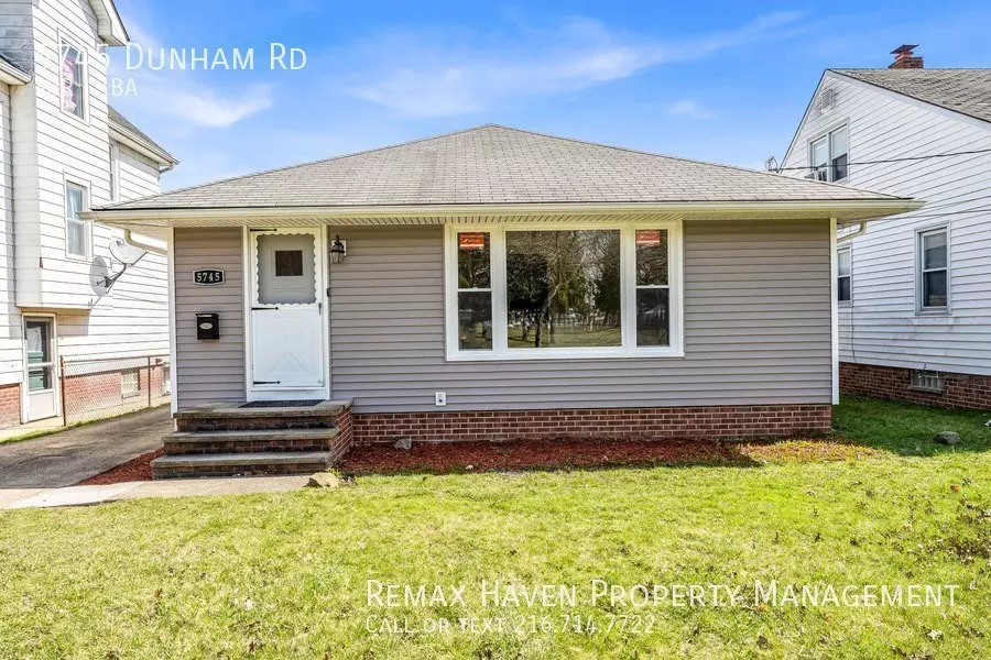 5745 Dunham Rd House for rent in Maple Heights, OH