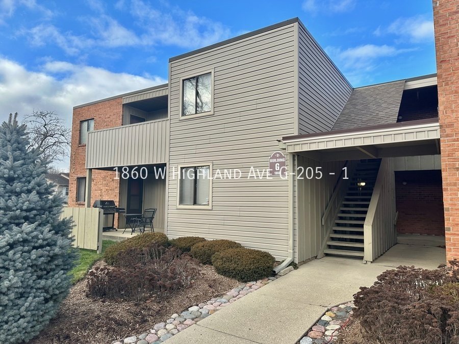 1860 W Highland Ave Elgin, IL House for Rent Rentable