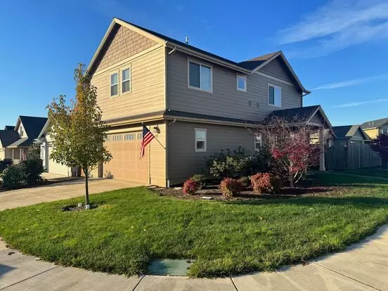 Managers Special; 50% Off Move In Rent! Beautiful 3-bedroom, 2.5-bathroom House Apartment for rent in Dallas, OR