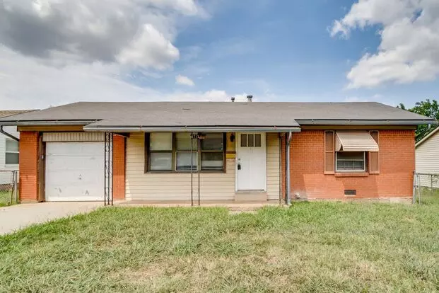 Charming 2-bedroom Home With Original Hardwood Floors – Walk To Shops, Dining & Entertainment! Apartment for rent in Midwest City, OK
