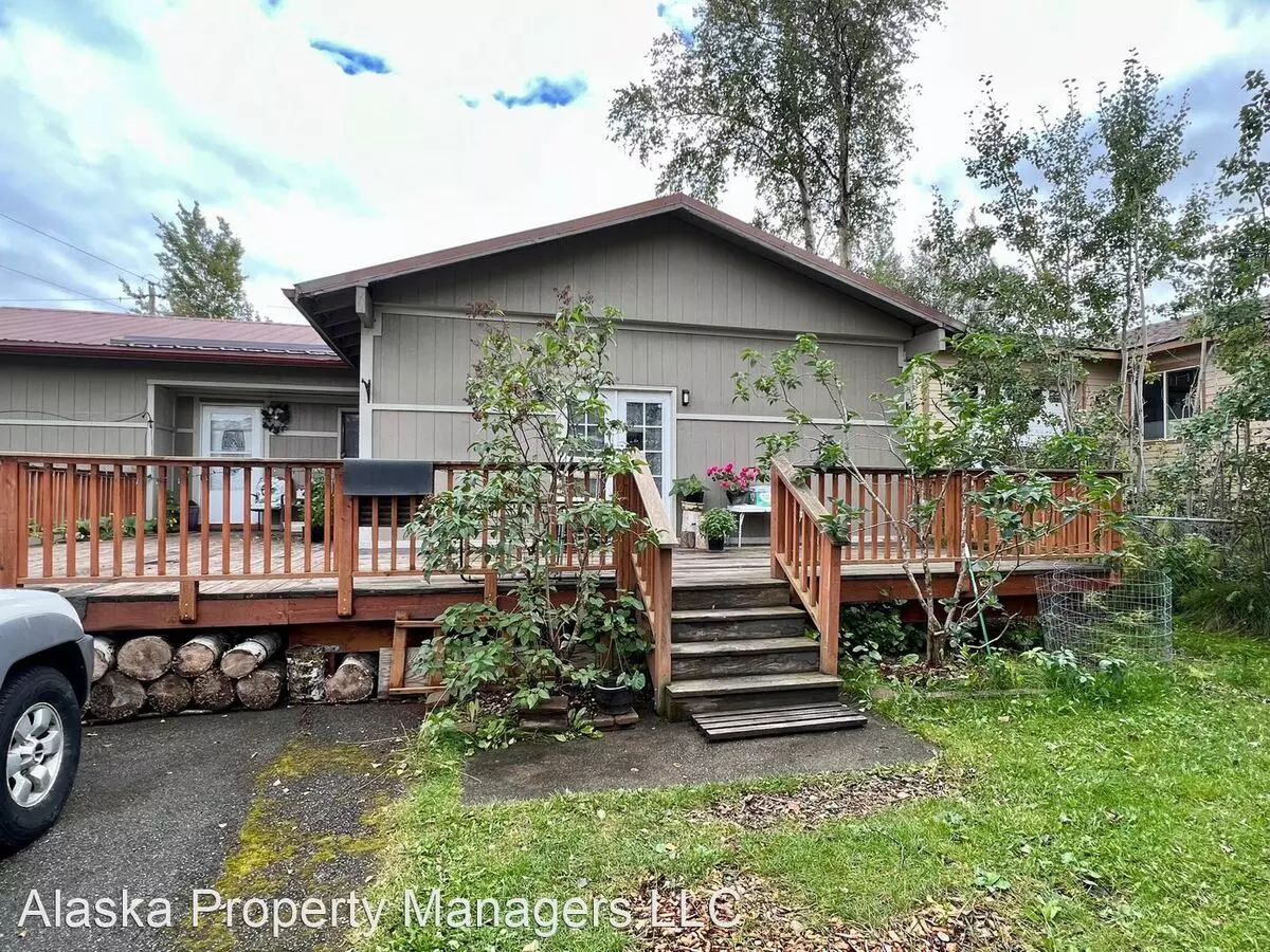Conveniently Located South Side Home W/garage House for rent in Anchorage, AK