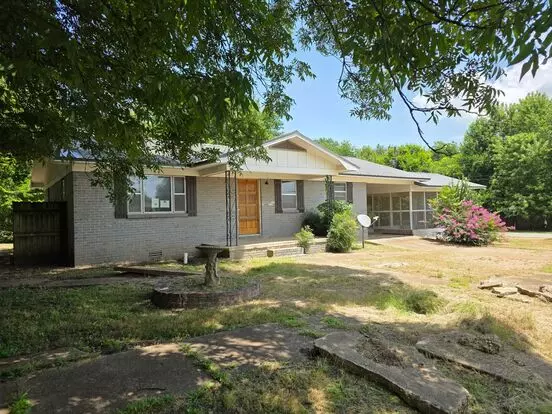 Beautiful Home With Storage And A Corner Lot! Apartment for rent in Newark, AR
