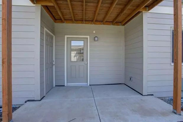 Where The City Meets The Wilderness: Your Roseburg Apartment Oasis Apartment for rent in Roseburg, OR