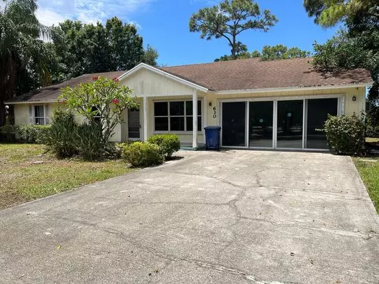 Spacious 4 Bedroom, 2 Bathroon With Covered Patio & Large Yard! Apartment for rent in Jupiter, FL