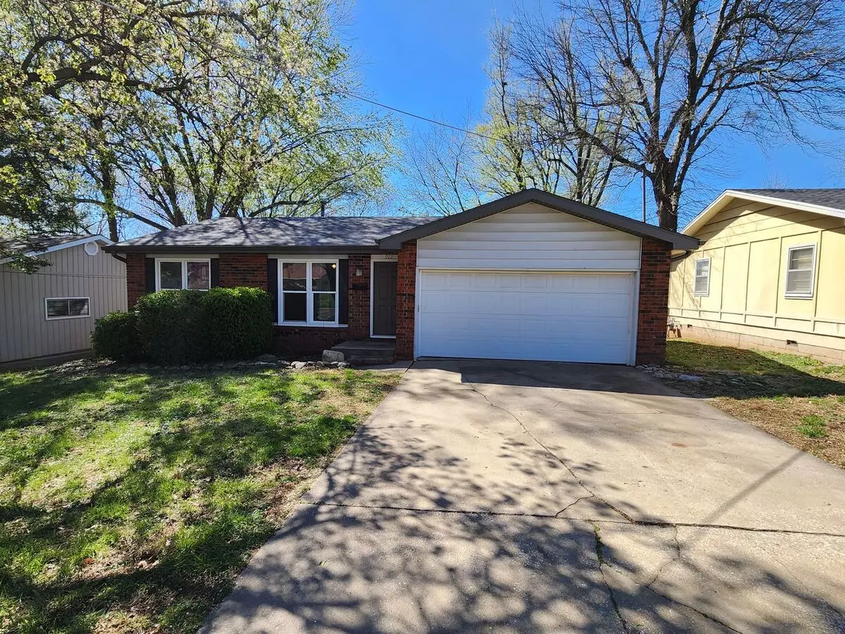 Spacious 3-bedroom, 1.5-bathroom Home Available Now!! House for rent in Springfield, MO