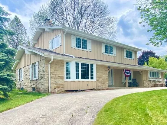 Desirable Mequon Home In Heart Of Ville Du Parc! Apartment for rent in Mequon, WI