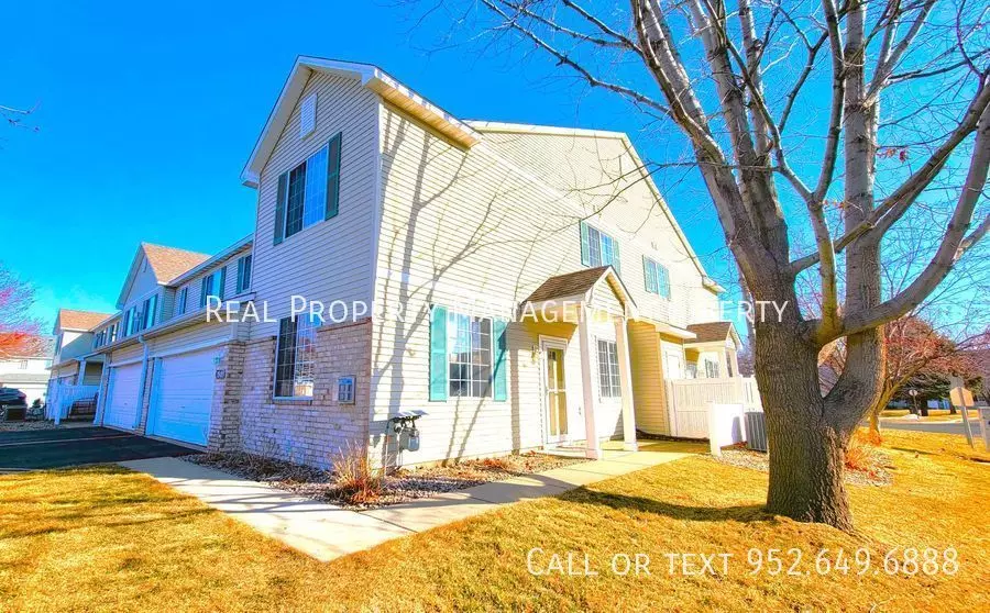 1949 Mockingbird Ave House for rent in Shakopee, MN