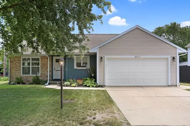 3 Bedroom, 2 Bathroom House W/ 2 Car Garage & Fenced Yard! Apartment for rent in Champaign, IL