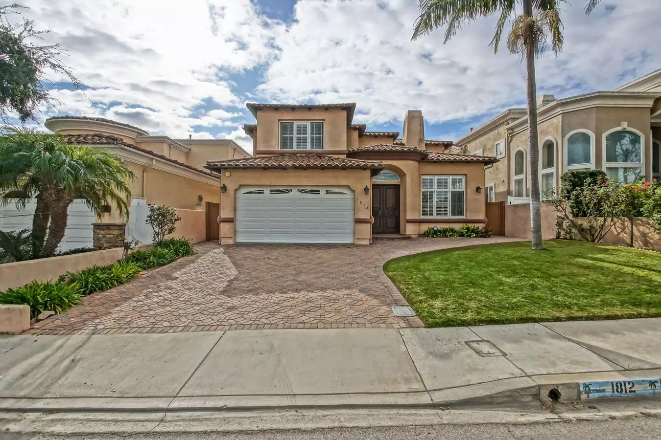Very Spacious, Bright & Airy Home W/ Unique Sun Room, Spacious Rear Yard/patio & 2-car Garage Close To Schools, Shopping, Freeway Access & 5 Mins To Beach! House for rent in Manhattan Beach, CA