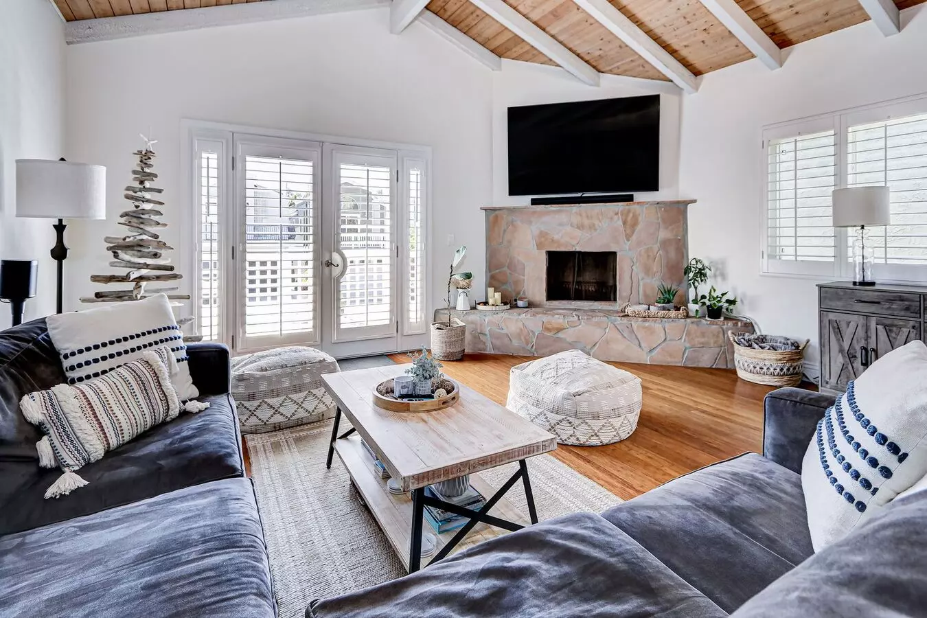 **$1000 Off First Months Rent** Remodeled, Bright & Airy Home On One Of The Most Secluded Blocks Of The Golden Hills Triangle W/ Amazing Great Room Living Space, 2 Balconies & Fenced Yard On The Rb/mb Border Next To Schools, Parks & 5 Mins To Beach! House for rent in Redondo Beach, CA