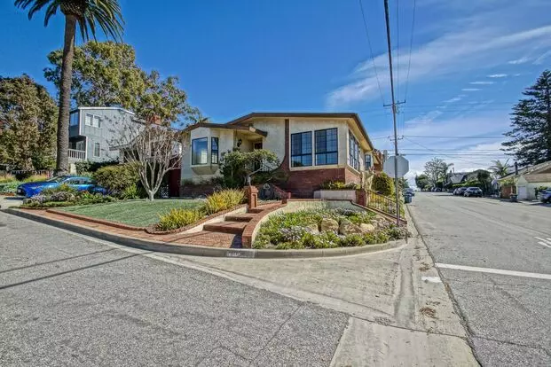 Very Bright & Airy, 2050 Sq Ft Home W/ Tons Of Living Space, Large Bedrooms, 2-car Garage & Rear Patio/yard Just 3 Mins To The Mall & Beach! Apartment for rent in Manhattan Beach, CA
