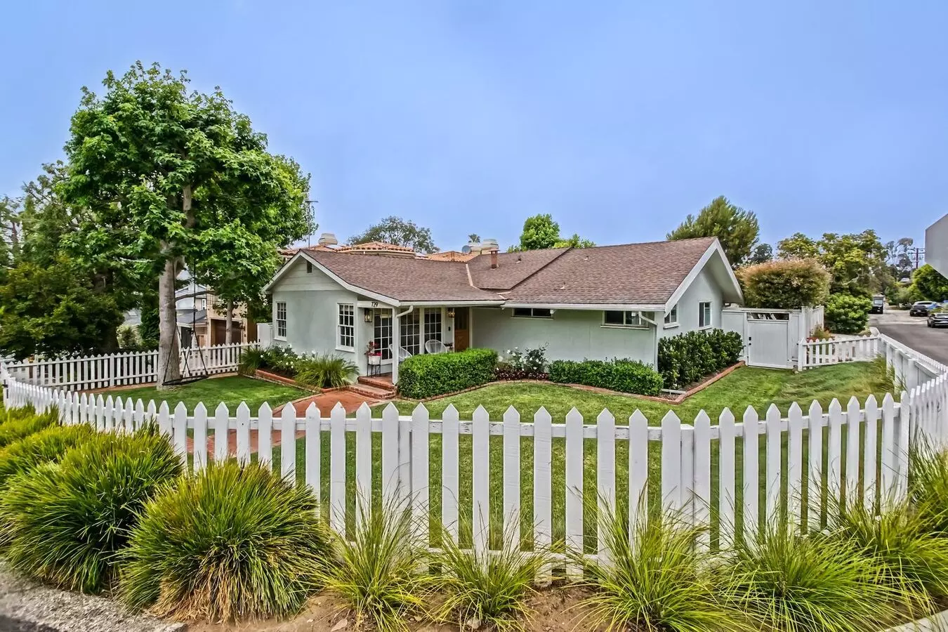 Beautifully Remodeled (furnished), 3br3ba Home W/ Huge Detached Bonus Room, Spacious Front & Reary Fenced Yards On A Large Corner Lot Just Blocks To Schools, Parks, Downtown & North Mb & 1 Mins To Beach! House for rent in Manhattan Beach, CA