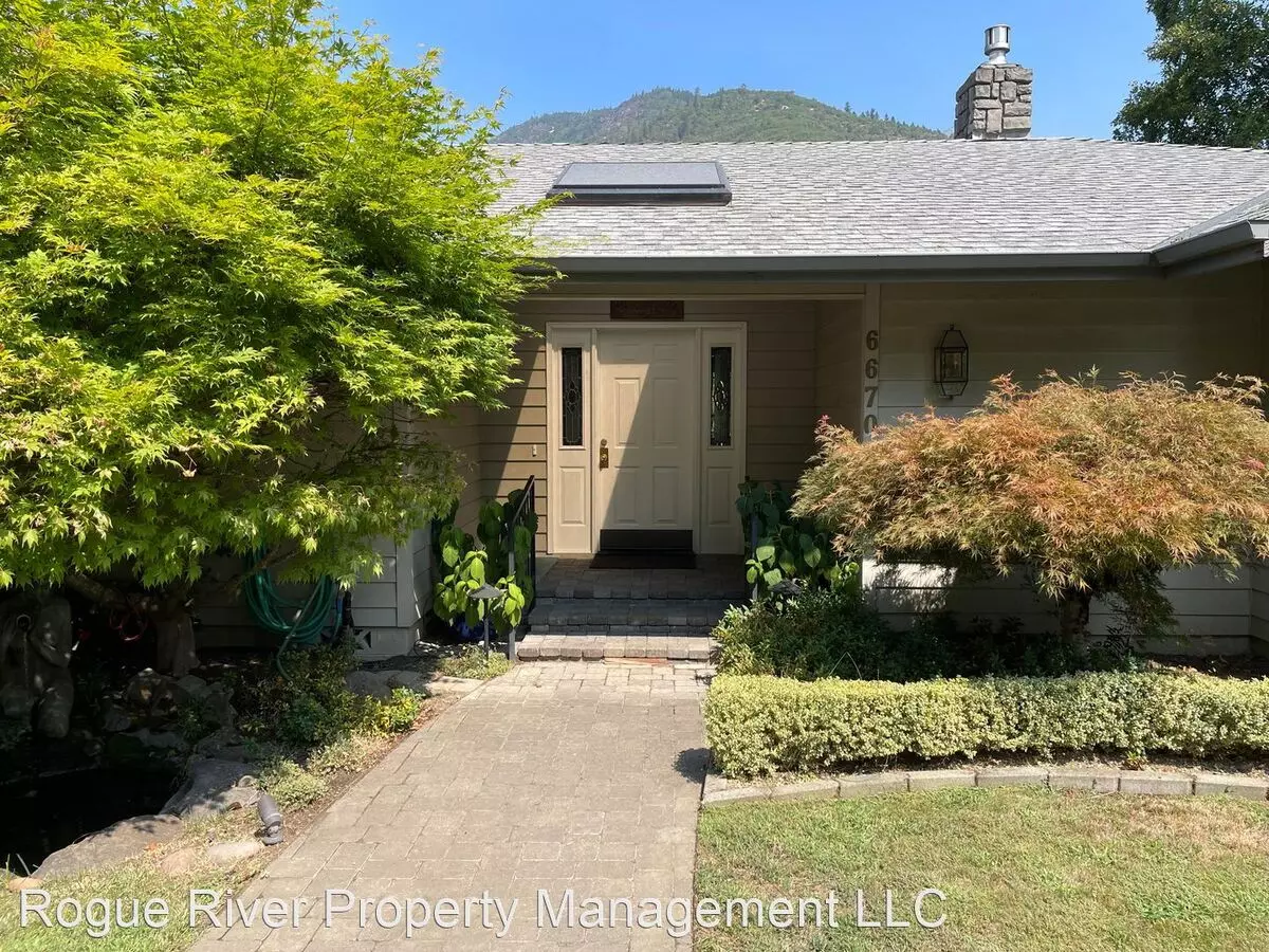 6670 Rogue River Hwy House for rent in Grants Pass, OR