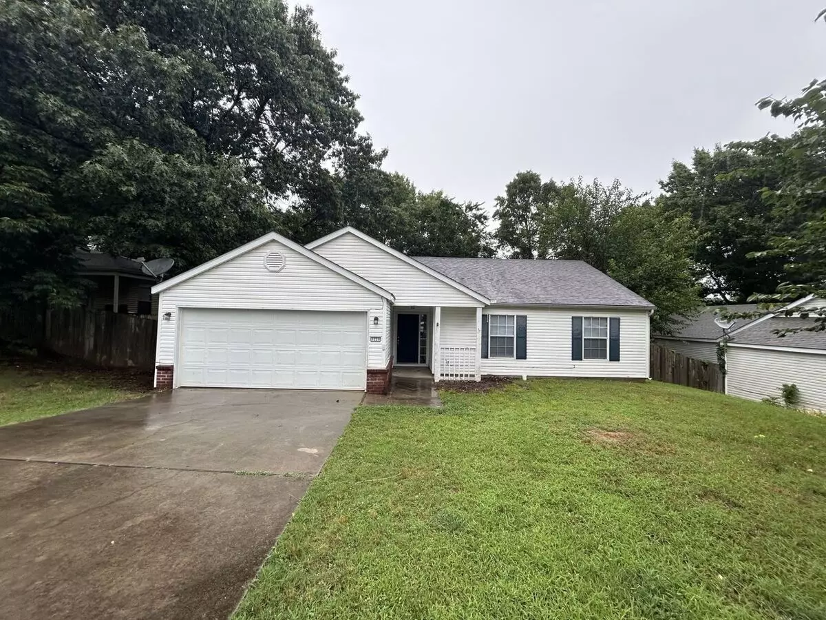 Charming 3-bed, 2-bath Home With Garage In Prime Location! House for rent in Fayetteville, AR