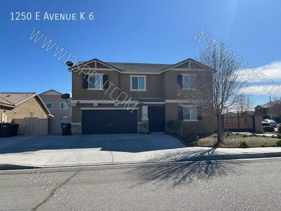 1250 E Ave House for rent in Lancaster, CA