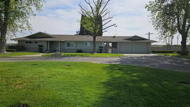 Sprawling Ranch House In The Country With Spectacular Views. Apartment for rent in Fowler, CA