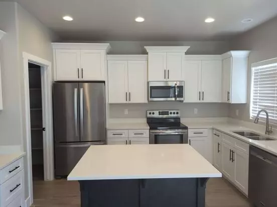 Beautifully Designed 3 Bedroom Townhome Nestled Near The Red Rocks Apartment for rent in Ivins, UT